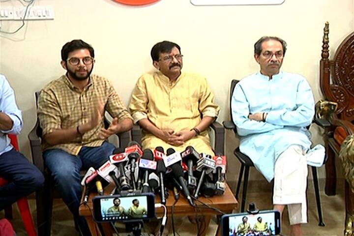 Uddhav Thackeray sanjay raut PC at Matoshree says there is only one Shiv Sena no groups Maharashtra new updates Uddhav Thackeray PC : शिवसेना महाराष्ट्रात एकच, गट वगैरे नाही; संजय राऊतांनी स्पष्टच सांगितलं