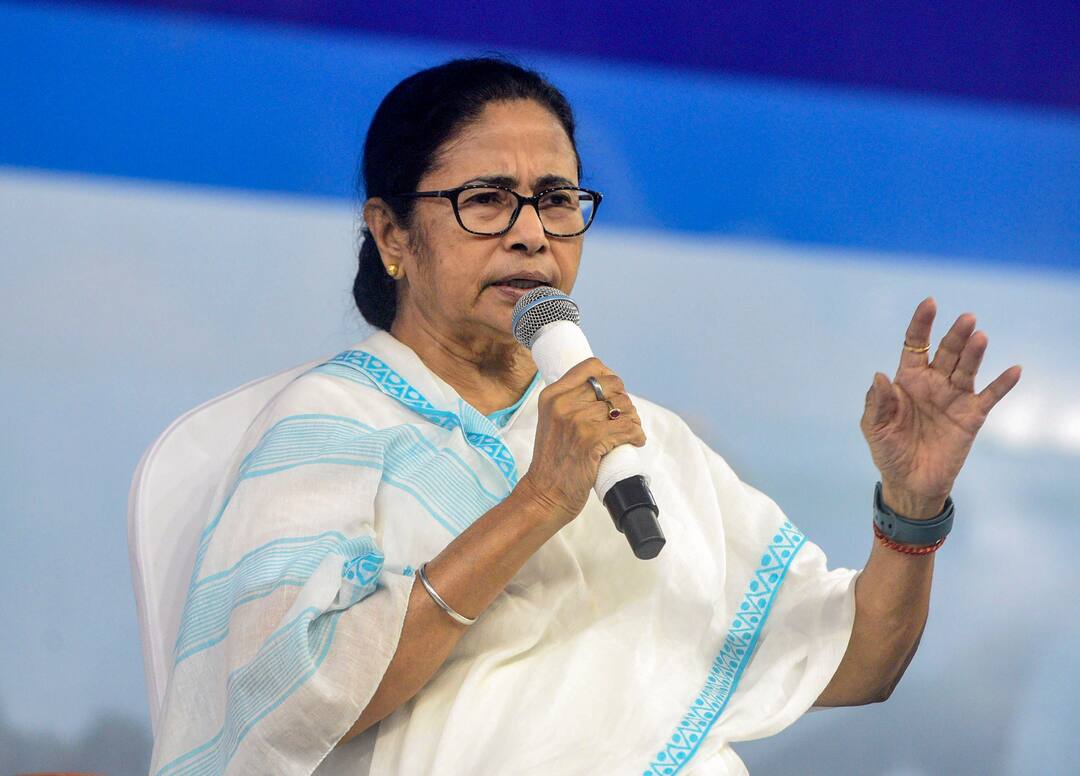 CM Mamata Banerjee Alleges Arms exported to North Bengal via Bihar orders strict naka checking at West Bengal Borders Mamata Banerjee : ‘উত্তরবঙ্গকে ছত্রভঙ্গ করতে বিহার থেকে অস্ত্র আসছে, নাকা তল্লাশি বাড়াতে হবে’ নির্দেশ মুখ্যমন্ত্রীর