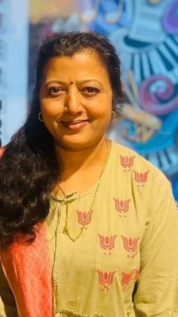 தாமரை, தமிழ் கவிஞரும் திரைப்படப் பாடலாசிரியரும் ஆவார்