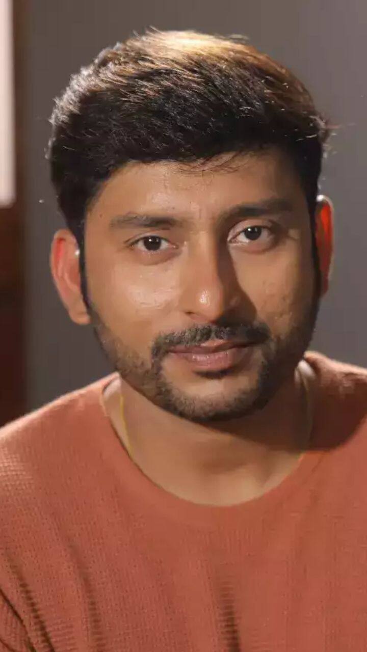 RJவாக ரசிகர்களிடத்தில் பிரபலமான நடிகர் ஆர்.ஜே.பாலாஜி சிவகார்த்திகேயனின் எதிர்நீச்சல் படத்தில் நடித்து தமிழில் அறிமுகமானார்