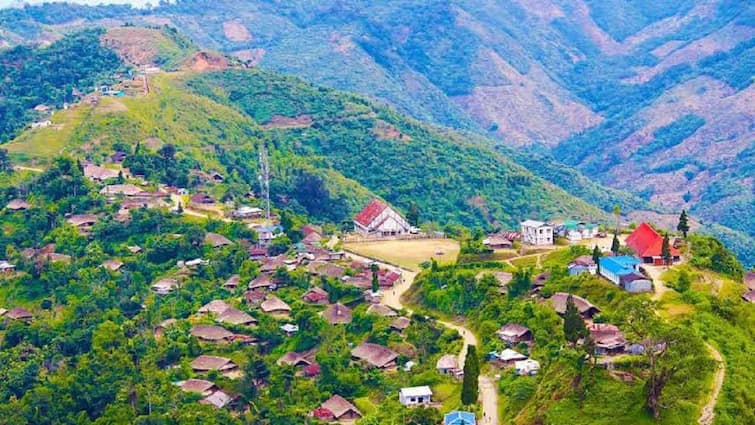 This unique village of India is divided into two countries, the chief has done 60 marriages! ਦੋ ਦੇਸ਼ਾਂ 'ਚ ਵੰਡਿਆ ਭਾਰਤ ਦਾ ਇਹ ਅਨੋਖਾ ਪਿੰਡ, ਪਿੰਡ ਦੇ ਮੁਖੀ ਨੇ ਕੀਤੇ 60 ਵਿਆਹ!