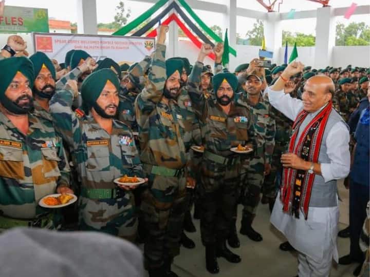Rajnath Singh Urges Army commanders to take action in case of any emergency amid Ongoing border dispute with China in eastern Ladakh Rajnath Singh: ఏ నిముషానికి ఏమి జరుగునో, యుద్ధానికి సిద్ధమవండి - సైన్యానికి రాజ్‌నాథ్ సింగ్ ఆదేశాలు