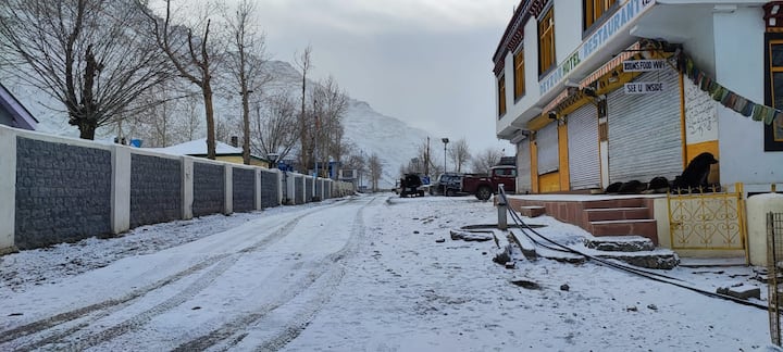 ਬਰਫ਼ਬਾਰੀ ਨਾਲ ਪਾਰਾ ਵੀ ਹੇਠਾਂ ਡਿੱਗਾ ਹੈ।ਇਸ ਦੇ ਮਗਰੋਂ ਪੂਰਾ ਹਿਮਾਚਲ ਸੂਬਾ ਸ਼ੀਤ ਲਹਿਰ ਦੀ ਲਪੇਟ 'ਚ ਆ ਗਿਆ ਹੈ।ਜਿੱਥੇ ਹਿਮਾਚਲ ਦੇ ਉਪਰੀ  ਖੇਤਰ 'ਚ ਬਰਫ਼ਬਾਰੀ ਹੋਈ ਹੈ ਉੱਥੇ ਹੀ ਮੈਦਾਨੀ ਇਲਾਕੇ 'ਚ ਬਾਰਿਸ਼ ਵੀ ਹੋਈ ਹੈ।