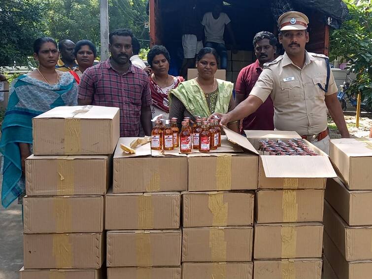 Villupuram: Fearing the police in Villupuram, two people smuggling fake liquor bottles fled from a moving mini truck TNN போலி மதுபாட்டில்கள் கடத்தி வந்த வாலிபர்கள்....போலீசாரை கண்டு லாரி ஓடும்போதே தப்பி குதித்து ஓட்டம்...!