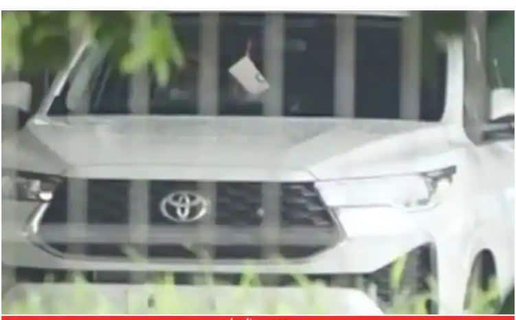 toyota-innova-hycross-2022-leaked-speed-looks-like-a-fortuner-now Toyota Innova Hycross: টয়োটা ইনোভা হাইক্রসের ছবি ফাঁস, দেখতে ফরচুনারের মতো