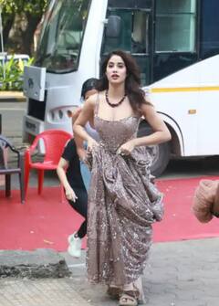 ਇੰਨਾ ਵੱਡਾ ਲਹਿੰਗਾ ਪਹਿਨ ਕੇ ਸ਼ੂਟ ਲਈ ਪਹੁੰਚੀ ਜਾਹਨਵੀ ਕਪੂਰ, ਸੰਭਾਲਣ ਲਈ ਲੈਣੀ ਪਈ ਕਿਸੇ ਸ਼ਖਸ ਦੀ ਮਦਦ ! ਦੇਖੋ ਫੋਟੋਆਂ