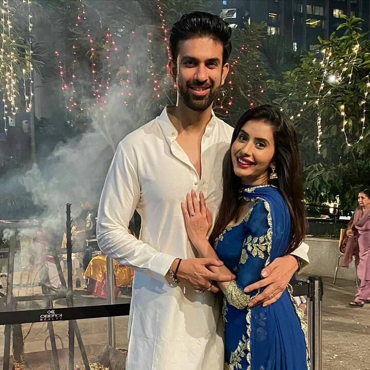 दरअसल इन दिनों चारू असोपा और राजीव सेन के बीच का विवाद सोशल मीडिया पर काफी सुर्खियों का सबब बना हुआ है. इन दोनों का शादीशुदा जीवन ना सिर्फ मुश्किलों में घिरा हुआ है बल्कि दोनों का रिश्ता सोशल मीडिया पर सबके लिए एक खुली किताब की तरह हो गया है.