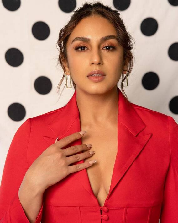 हुमाचा लाल ड्रेसमधील बोल्ड लूक...