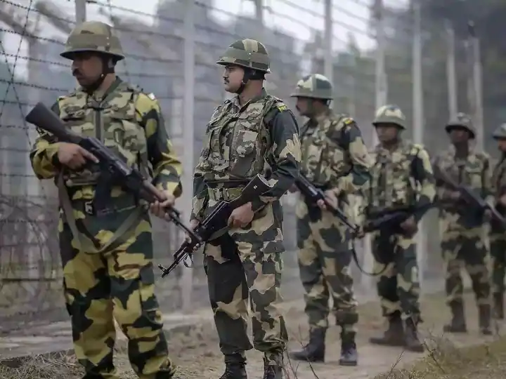 BSF: भारत-बांग्लादेश के बॉर्डर पर बीएसएफ के जवानों ने बांग्लादेशी तस्करों को किया ढेर, चेतावनी देने पर भी नहीं मानी बात