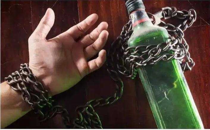 Alcohol Addiction: From 'Ek Peg Se Kuch Nahi Hota' To Becoming A Bewda... Know How Alcohol Addiction Looks Alcohol Addiction: 'ਏਕ ਪੈੱਗ ਨਾਲ ਕੁਝ ਨਹੀਂ ਹੁੰਦਾ' ਤੋਂ ਲੈ ਕੇ ਸ਼ਰਾਬੀ ਬਣਨ ਤੱਕ... ਜਾਣੋ ਕਿਵੇਂ ਹੋ ਜਾਂਦੇ ਲਾਲ ਪਰੀ ਦੇ ਆਦੀ