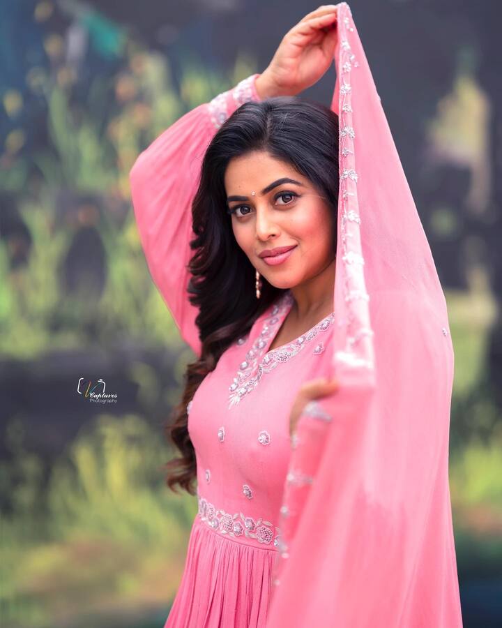 అరబ్ కంట్రీకి చెందిన ఆసీఫ్ అలీతో ప్రేమలో పడి పెళ్లి చేసుకున్నట్లు ఇటీవలే చెప్పింది. Photo Credit: Shamna Kasim/instagram