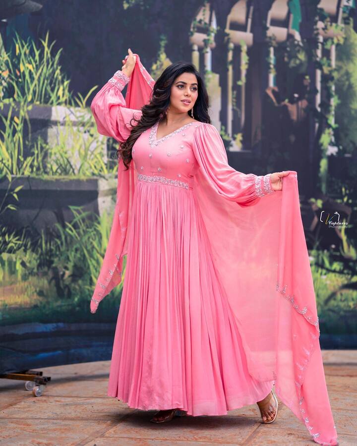 బాలయ్య నటించిన అఖండ సినిమాలోనూ కనిపించింది. Photo Credit: Shamna Kasim/instagram