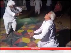 स्टेज पर दो बुजुर्गों ने किया धाकड़ नागिन डांस, सोशल मीडिया पर छाया वीडियो