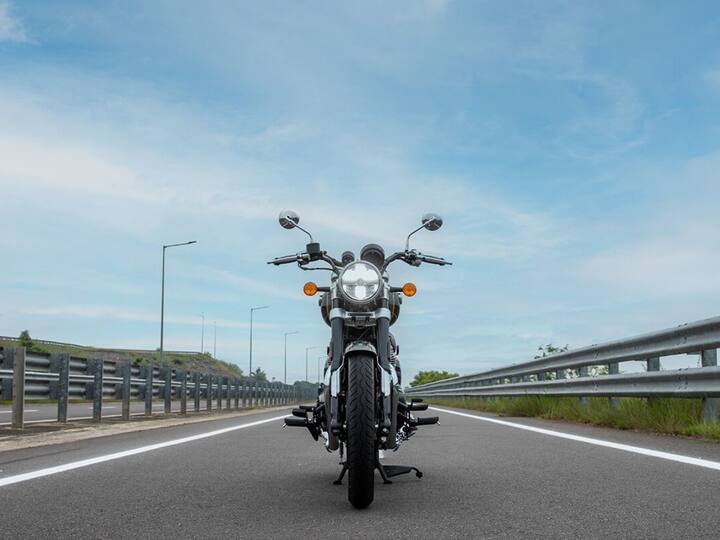 कंपनीने आपली ही बाईक EICMA 2022 मध्ये प्रदर्शित केली होती. Super Meteor 650 दोन प्रकारात येईल - Super Meteor 650 आणि Super Meteor 650 Tourer.