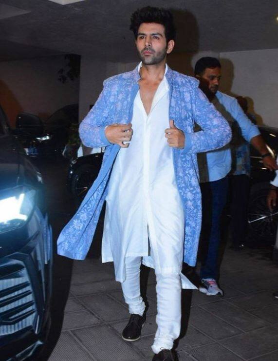 वहीं कार्तिक आर्यन की बात करें तो उनका कई एक्ट्रेसेज़ से नाम जुड़ चुका है. सारा अली खान, अनन्या पांडे, जान्हवी कपूर और कृति सेनन सहित कई खूबसूरत कई एक्ट्रेसेज़ के साथ उनके रिलेशनशिप की अफवाह उड़ती रही हैं. हालांकि इनमें से किसी ने भी कभी अपने रिश्ते को कंफर्म नहीं किया है. लेकिन इसमें कोई शक नहीं कि कार्तिक की इन सभी यंग लेडीज से अच्छी दोस्ती रही है.