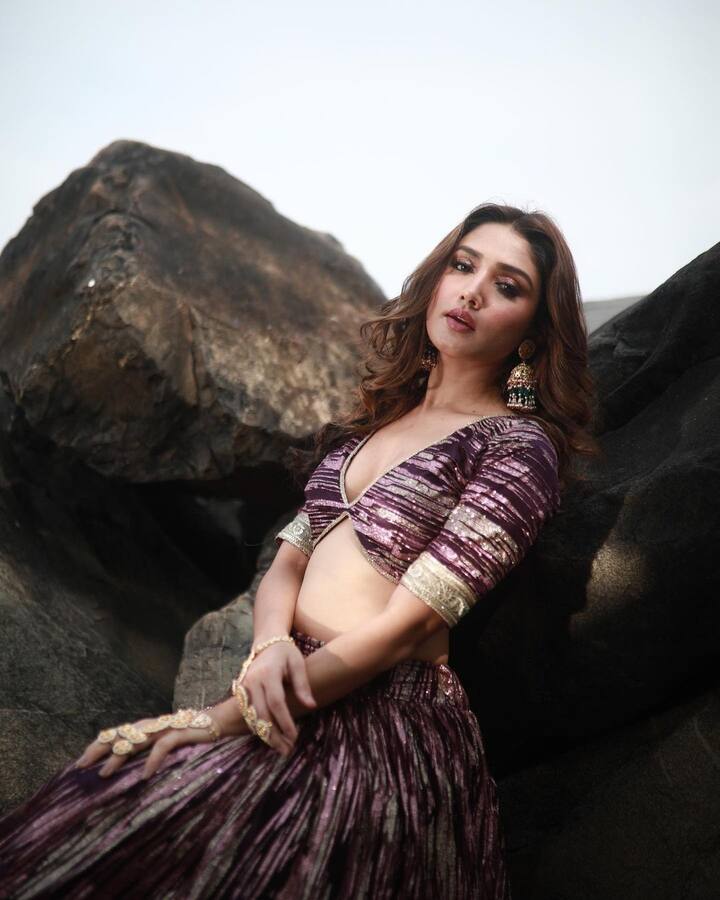 डोनल सोशल मीडियावर खूप सक्रिय आहे. तिचा प्रत्येक लूक पाहण्यासाठी चाहते आतुर झाले आहेत. (फोटो सौजन्य : donalbisht/ इंस्टाग्राम )