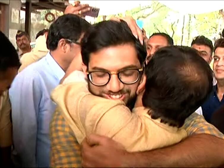 shivsena leader aaditya thackeray warm welcome to sanjay raut at matoshree gate bandra mumbai Sanjay Raut: संजय राऊत 'मातोश्री'वर; शंखनाद, कार्यकर्त्यांची घोषणाबाजी, तर आदित्य ठाकरेंकडून कडकडून मिठी मारुन स्वागत