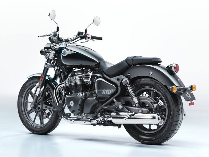 Super Meteor 650 अतिशय आकर्षक दिसते आणि याची डिझाइन मस्क्यूलर आहे. तसेच यात USD फोर्क्स आणि LED हेडलॅम्प मिळतात.