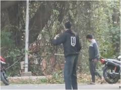 जेएनयू कैंपस में डंडों के साथ दिखे कुछ छात्र, झड़प में दो घायल