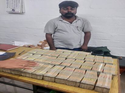 Police seized 80 lakh rupees from bus in Coimbatore TNN கோவையில் பேருந்தில் 80 லட்ச ரூபாய் பணம் பறிமுதல்  ஹவாலா பணமா..?