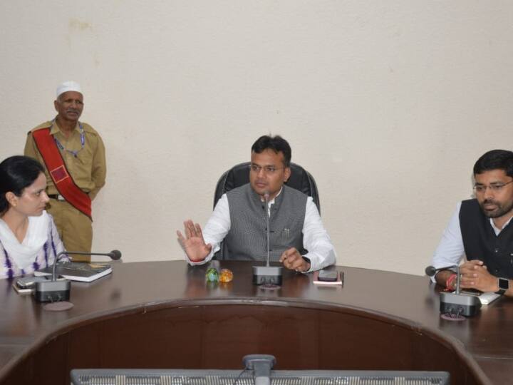 MP News: जबलपुर के नए कलेक्टर के सामने हैं ये चुनौतियां, 4 साल में बदल चुके हैं पांच DM MP News challenges for new DM of Jabalpur Saurav Kumar Suman smart city work pending ann MP News: जबलपुर के नए कलेक्टर के सामने हैं ये चुनौतियां, 4 साल में बदल चुके हैं पांच DM