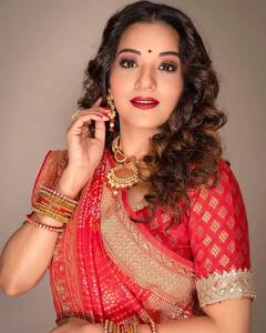 Monalisa Photos: માથા પર ચાંદલો.... હાથોમાં દીવો, નવી નવેલી દુલ્હન જેવી દેખાઇ મોનાલિસા, તસવીરો વાયરલ