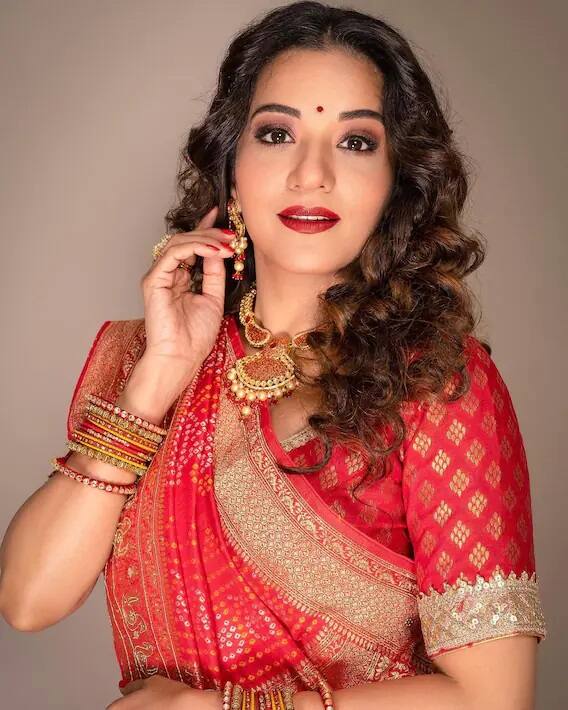 Monalisa Photos: મોનાલિસા ભોજપુરી સ્ટાર ઉપરાંત ટીવી ઇન્ડસ્ટ્રીમાં પણ જાણીતી એક્ટ્રેસ બની ચૂકી છે. એક્ટ્રેસ સોશ્યલ મીડિયા પર ખુબ એક્ટિવ રહે છે. તેને તાજેતરમાં જ પોતાની લેટેસ્ટ તસવીરોથી ઇન્ટરનેટનો પારો ચઢાવી દીધો છે.