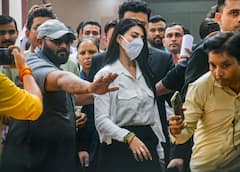 Money Laundering Case: मीडिया से नज़रें चुराकर...वकीलों से घिरकर, इस तरह कोर्ट पहुंचीं जैकलिन फर्नांडिस, सामने आईं तस्वीरें