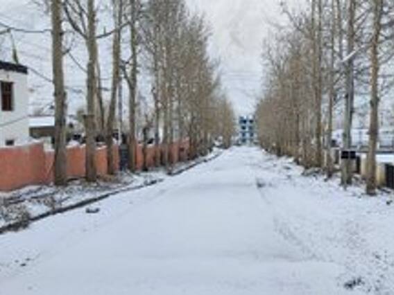 Himachal pradesh: मनाली के रोहतांग में बर्फबारी, पर्यटकों ने उठाया लुत्फ... देखें ताजा तस्वीरें