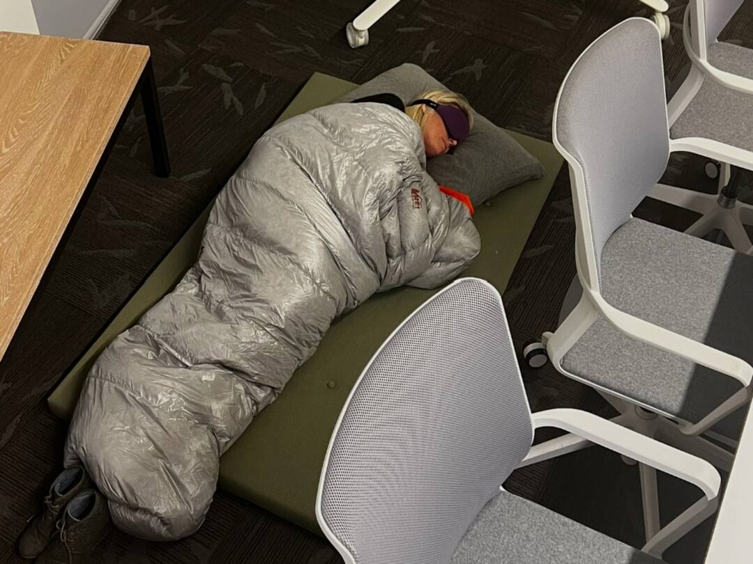 வேலை அதிகம்… ட்விட்டர் அலுவலகத்தில் பாய் விரித்து தூங்கிய ஊழியர்… வைரலான புகைப்படம்!