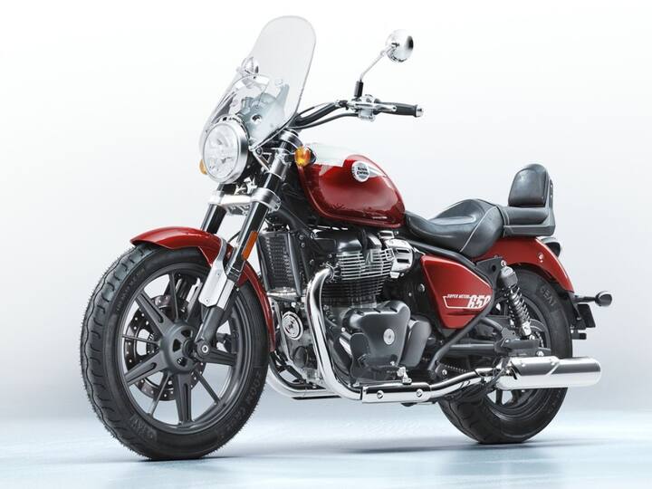 तसेच Celestial Red Super Meteor 650 Tourer ला ग्रँड टूरर अॅक्सेसरीज किट मिळते. ज्यात डिलक्स टूरिंग ड्युअल-सीट, टूरिंग विंडस्क्रीन, पॅसेंजर बॅकरेस्ट, डिलक्स फूटपेग्स, लाँगहॉल पॅनियर्स, टूरिंग हँडलबार आणि LED इंडिकेटर देण्यात आले आहे. कंपनीने आपली इंटरस्टेलर ग्रीन सुपर मिटिओर 650 देखील प्रदर्शित केली होती.