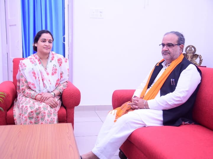 Aparna Yadav met the UP state president bhupendra chaudhary before the BJP meeting on Mainpuri by-election Mainpuri Bypoll: मैनपुरी से डिंपल यादव के नाम के एलान के बाद BJP प्रदेश अध्यक्ष से मिलीं अपर्णा यादव, क्या हैं संकेत?