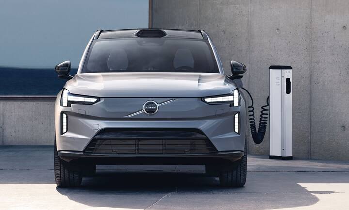 The EX90 has a twin-motor all-wheel drive configuration which is powered by a 111kWh battery and the range is around 600km. You can also fast charge the battery from 0-80 percent in just 30 minutes You can also use the car to charge other devices or any other Volvo EV. (Source: Somnath Chatterjee)