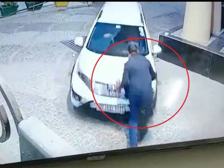 रेप के आरोपी कंपनी के GM को पकड़ने पहुंची पुलिस, गार्ड को टक्कर मार हो गया फरार Rape accused Company GM fled after hitting security guard Police reached to catch him ann रेप के आरोपी कंपनी के GM को पकड़ने पहुंची पुलिस, गार्ड को टक्कर मार हो गया फरार