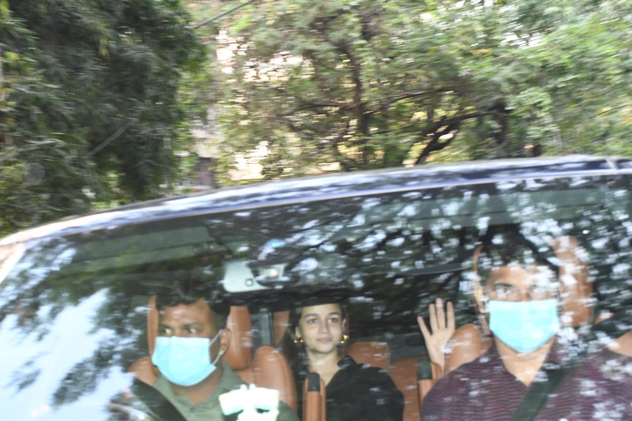 Alia Bhatt Gets Discharged From The Hospital, Brings Baby Girl Home