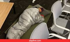 ਟਵਿੱਟਰ ਮੈਨੇਜਰ ਦਿਨ ਭਰ ਦੇ ਕੰਮ ਤੋਂ ਬਾਅਦ ਦਫਤਰ 'ਚ ਸੁੱਤੀ ਸੀ, ਬਚ ਗਈ ਨੌਕਰੀ, ਤਸਵੀਰ ਹੋਈ ਵਾਇਰਲ