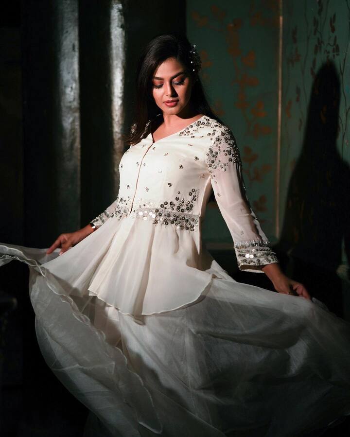 సుడిగాడు సినిమాతో తెలుగులోకి ఎంట్రీ ఇచ్చింది మోనాల్ గజ్జర్. ఆ తరువాత కూడా మూడు నాలుగు సినిమాలు చేసినప్పటికీ మంచి గుర్తింపు రాలేదు. Image credit: Monal Gajjar/Instagram