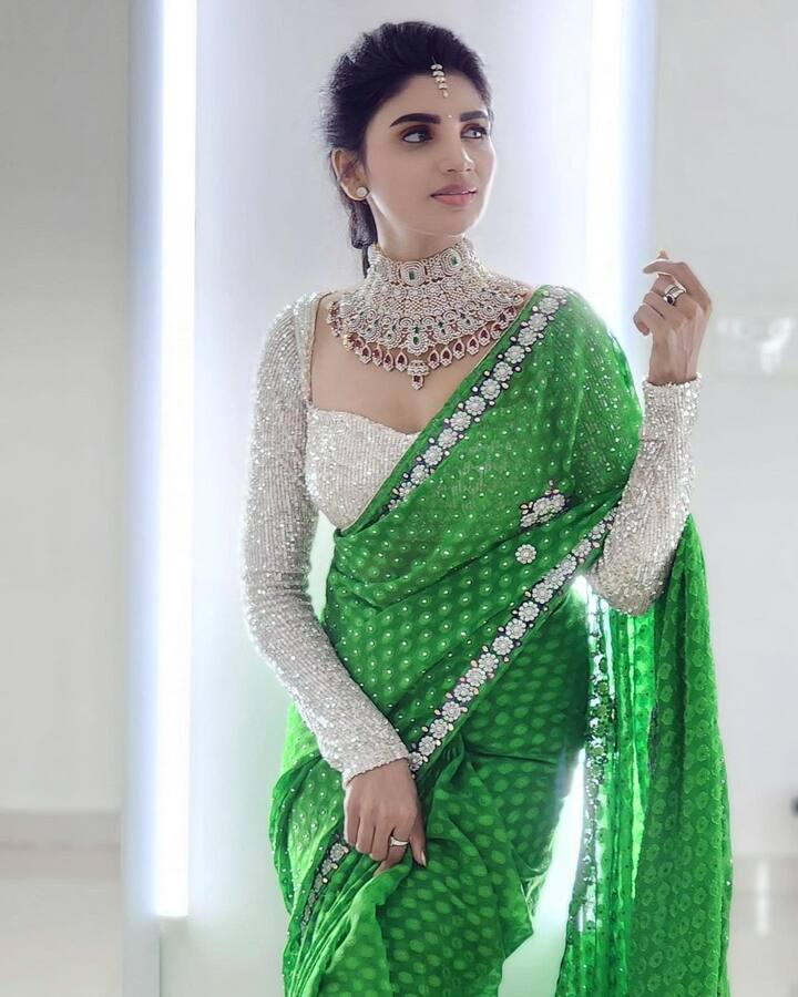 రూమర్ల కి నవ్వుతోనే సమాధానం ఇస్తుంది ఈ అమ్మడు. Image Credit: Varsha/ Instagram