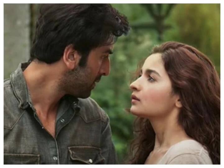 ਪਰ ਹੁਣ ਅਜਿਹਾ ਲੱਗ ਰਿਹਾ ਹੈ ਕਿ ਆਲੀਆ ਦੀ ਬੇਟੀ ਦੀ ਇਕ ਝਲਕ ਪਾਉਣ ਲਈ ਪ੍ਰਸ਼ੰਸਕਾਂ ਨੂੰ ਲੰਬਾ ਇੰਤਜ਼ਾਰ ਕਰਨਾ ਪੈ ਸਕਦਾ ਹੈ, ਕਿਉਂਕਿ ਇਸ ਜੋੜੇ ਨੇ ਕੁਝ ਅਜਿਹੇ ਨਿਯਮ ਬਣਾਏ ਹਨ ਤਾਂ ਕਿ ਉਨ੍ਹਾਂ ਦੀ ਬੇਟੀ ਦੀਆਂ ਤਸਵੀਰਾਂ ਕਿਸੇ ਵੀ ਹਾਲਤ 'ਚ ਬਾਹਰ ਨਾ ਜਾ ਸਕਣ।