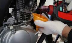 Bike Engine Oil: ਨੁਕਸਾਨ ਕਰ ਸਕਦਾ ਹੈ ਕਾਲਾ ਇੰਜਨ ਆਇਲ, ਜਾਣੋ ਕਦੋਂ ਬਦਲਣਾ ਚਾਹੀਦਾ ਹੈ