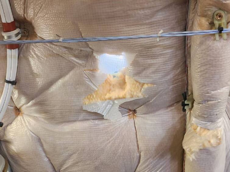 lebanon middle east airlines passenger plane hit by stray bullet during landing Lebanon plane hit by stray bullet: லெபனானில் விமானத்தை துளைத்த துப்பாக்கி தோட்டா.. அதிர்ச்சியில் பயணிகள்..