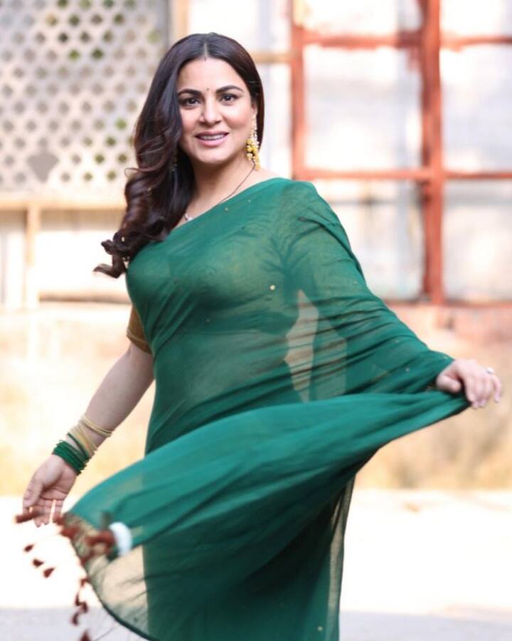 શ્રદ્ધા આર્યા પોતાના ફેન્સ સાથે જોડાયેલા રહેવા માટે સોશિયલ મીડિયા પર પણ ઘણી એક્ટિવ છે.