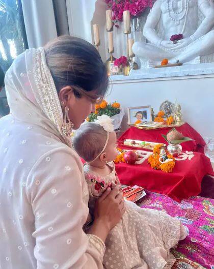 ਹਾਲਾਂਕਿ ਇਹ ਪਹਿਲੀ ਵਾਰ ਨਹੀਂ ਹੈ ਜਦੋਂ ਪ੍ਰਿਯੰਕਾ ਨੇ ਬੇਟੀ ਮਾਲਤੀ ਨਾਲ ਤਸਵੀਰ ਸ਼ੇਅਰ ਕੀਤੀ ਹੋਵੇ ਪਰ ਹਰ ਖਾਸ ਮੌਕੇ 'ਤੇ ਪ੍ਰਿਅੰਕਾ ਦਰਸ਼ਕਾਂ ਨੂੰ ਮਾਲਤੀ ਦੀ ਝਲਕ ਜ਼ਰੂਰ ਦਿਖਾਉਂਦੀ ਹੈ।