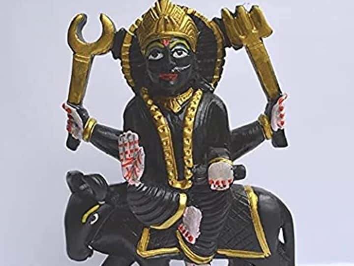 তাই শুধু মাত্র স্টাইল করার জন্য নয়। দিন বেছে ৯ টি সুতো একত্র করেই পরতে হয়, তবেই উত্তম ফল মেলে