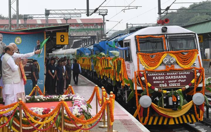 భారత్ గౌరవ్ కాశీ యాత్ర రైలును కూడా జెండా ఊపి మోదీ ప్రారంభించారు.