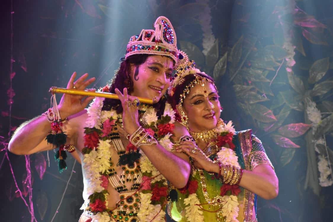 Hema Malini decks up in heavy jewellery, ethnic outfit as she performs as Radha on stage | राधा रानी बन Hema Malini ने कृष्ण संग रचाया रास, ड्रीम गर्ल के इस खूबसूरत अंदाज से नजरें नहीं हटा पाएंगे आप!