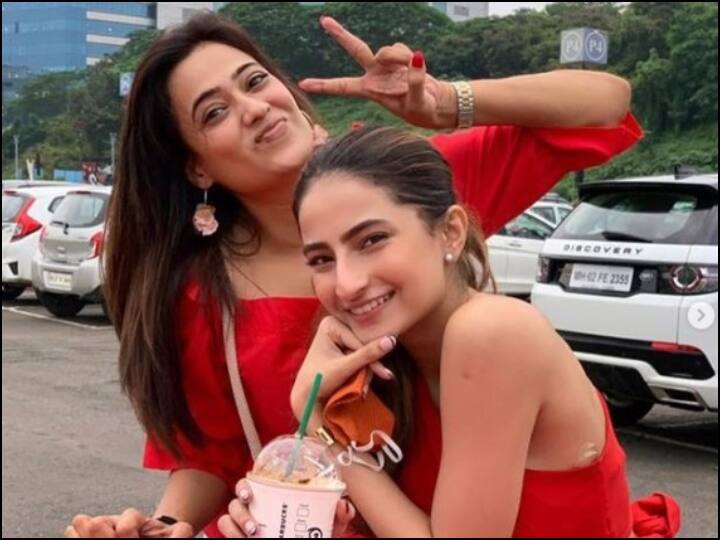 टीवी की मोस्ट पॉपुलर और सक्सेसफुल एक्ट्रेस श्वेता तिवारी (Shweta Tiwari) दो बार शादी के मामले में फेल रही हैं. श्वेता ने 19 साल की उम्र में परिवार के खिलाफ जाकर साउथ एक्टर राजा चौधरी से लव मैरिज की थी, लेकिन साल 2012 में दोनों अलग हो गए, इसके बाद श्वेता ने एक्टर अभिनव कोहली से दूसरी शादी की, लेकिन ये भी फेल हो गई. दो बच्चों की मां श्वेता अकेले रह रही हैं और एकदम लग्जरी लाइफ जीती हैं.