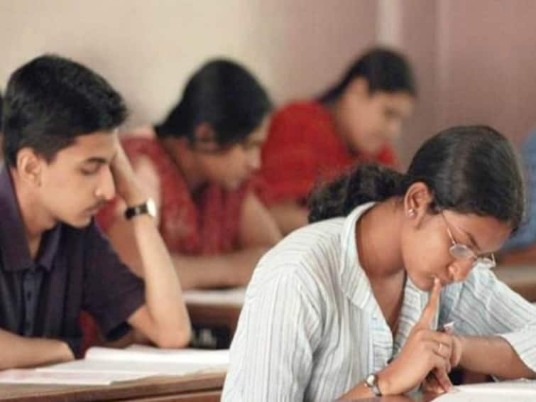 Maharashtra SSC HSC Exam question paper forward  on mobile students will be banned from the exam for five years SSC-HSC Exam: दहावी बारावीची प्रश्नपत्रिका मोबाईलवर फॉरवर्ड कराल तर पाच वर्षे परीक्षेला मुकाल,  फौजदारी  गुन्हाही होणार दाखल