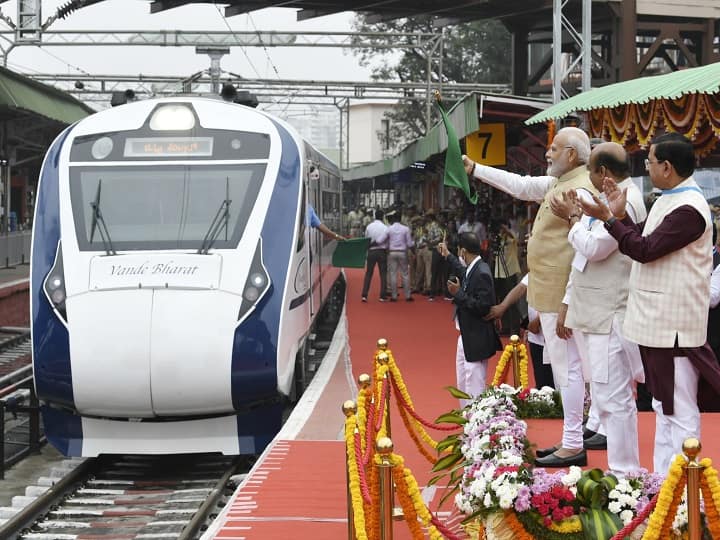 Vande Bharat Train PM Modi Flag off South India First Chennai Mysore Express Train New Vande Bharat Train: साउथ इंडिया को मिली पहली वंदे भारत ट्रेन का सौगात! पीएम मोदी ने दिखाई ट्रेन को हरी झंडी, जानें ट्रेन का पूरा शेड्यूल