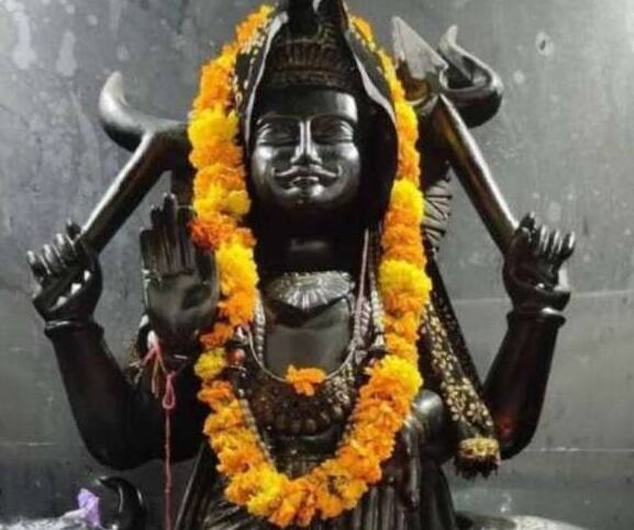 সাধারণত, শনির দশা কাটাতেও এই সুতো পরা যায়।